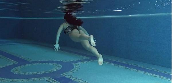  Diana Rius with hot tits touches her body underwater